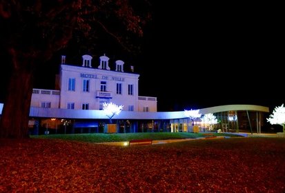 L'Hôtel de Ville de Beaumont avec les illuminations de Noël